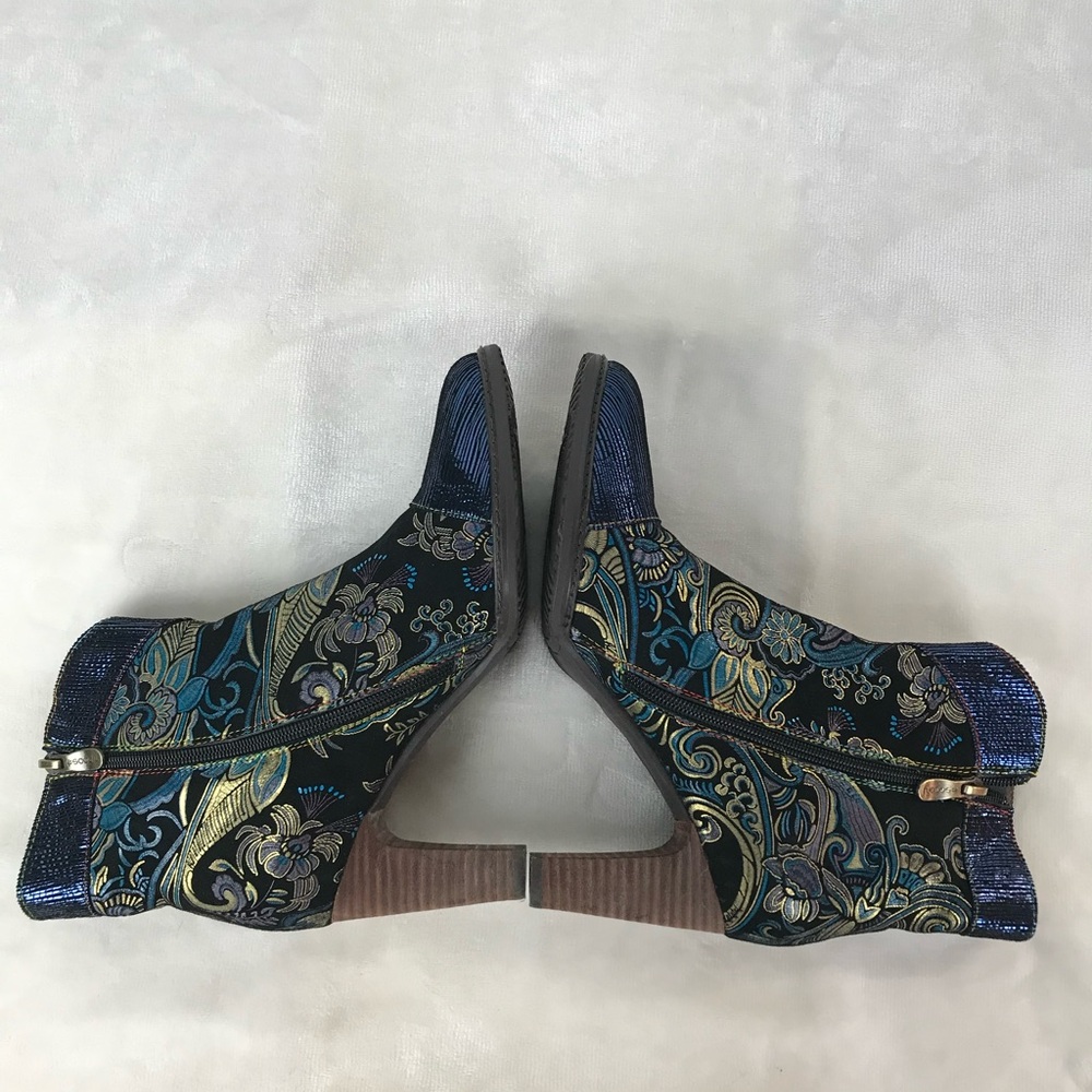Blue and Gold Heeled Boots with Intricate Pattern - Picture 8 of 15